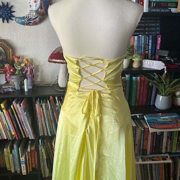 City Vibe Size 3 yellow Formal Gown Satin NWT - Picture 7 of 11